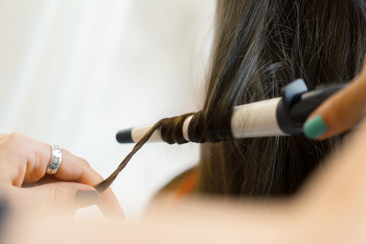 hairstylist-curling-hair-client-in-hairdressing-sa-2025-02-25-21-43-05-utc_Easy-Resize.com